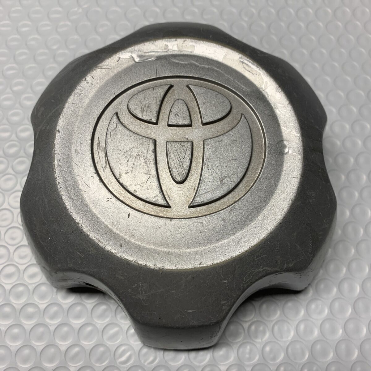 CRACKED Toyota Fortuner Hylux 42603-0K050 OEM Wheel Center CRACKED Toyota Fortuner Hylux 42603-0K050 OEM Wheel Center