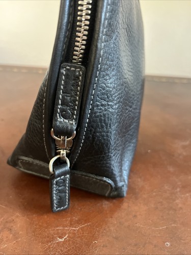 Bolso de aseo COLE HAAN de cuero de becerro negro hecho en Italia. - Imagen 3 de 11