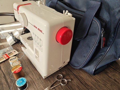 Mini macchina da cucire elettrica JANOME modello 525 con pedale - Foto 4 di 10
