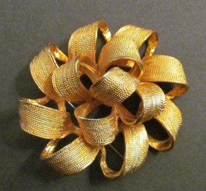 Authentic Gold Plated, Textured Ribbon 2 3/4" diameter Bow Brooch Pin Tara? Unmarked