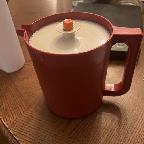 Vintage 1970's Tupperware Red Orange Short Pitcher Push Button Seal #1575-6 - Picture 2 of 7