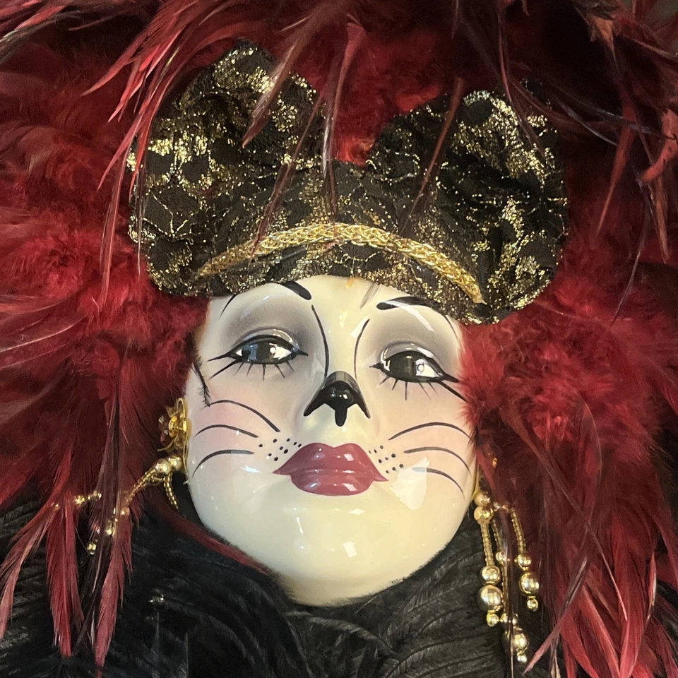 Máscara facial numerada firmada de creaciones únicas para dama plumas mascarada Mar Di Gras Foto 2 de 4