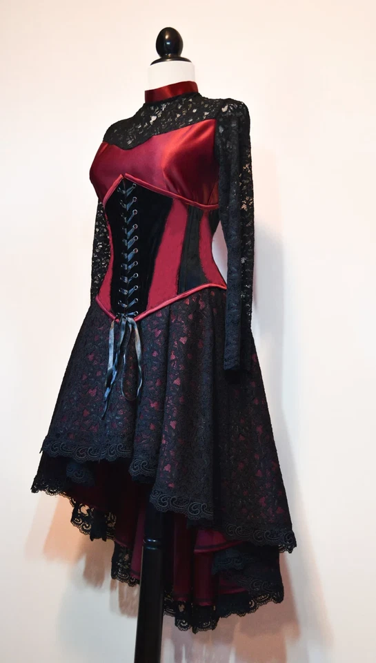 Vestidos de novia góticos negros rojos manga larga apliques de encaje altos bajos Foto 3 de 4