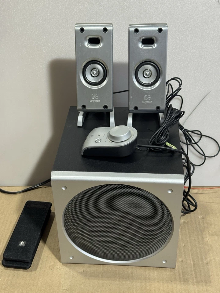 Logitech Z3 Holzmaserung 2.1 Desktop-Lautsprecher Kabelgebunden Fernbedienung Subwoofer FÜR TEILE - Bild 2 von 4