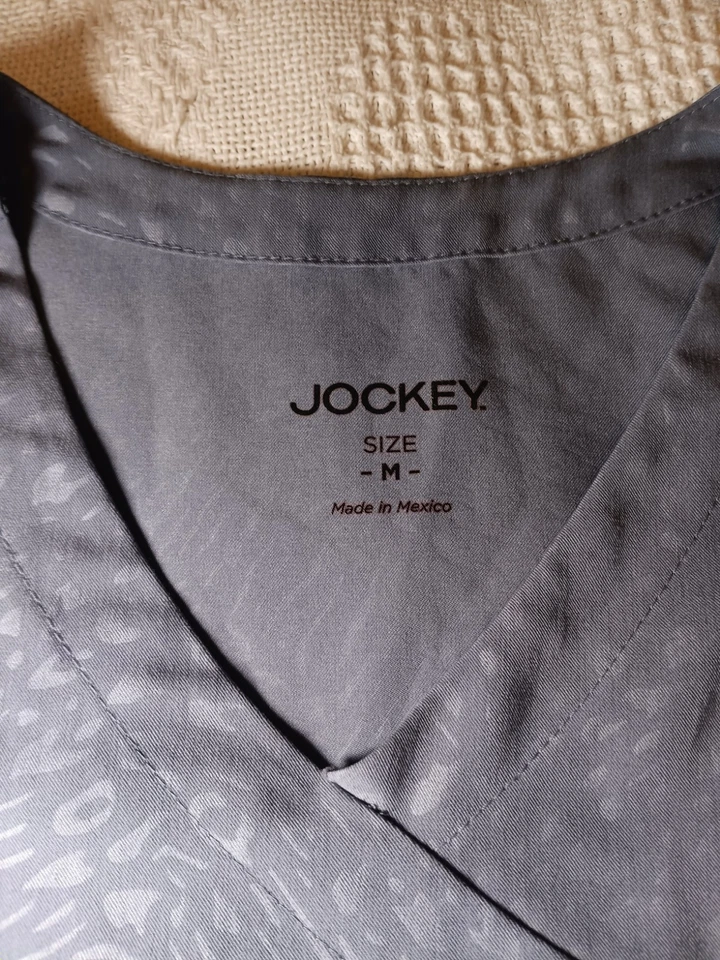 Camisa Médica Estampada de Animales Gris Manga Corta JOCKEY Para Mujer Talla Mediana Cuello en V Foto 4 de 4