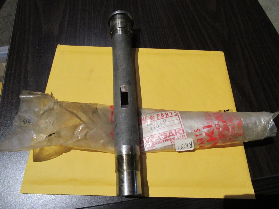 1973 74 75 KAWASAKI F11 ДЕТАЛЬ ВАЛА РУЛЕВОГО ШТОКА # 44052-003 - Изображение 3 из 4