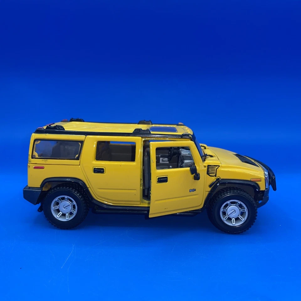 MotorMax 1998 Chevrolet Corvette convertible And Maisto 1:27 Hummer Lot 1/24 - Image 4 of 4
