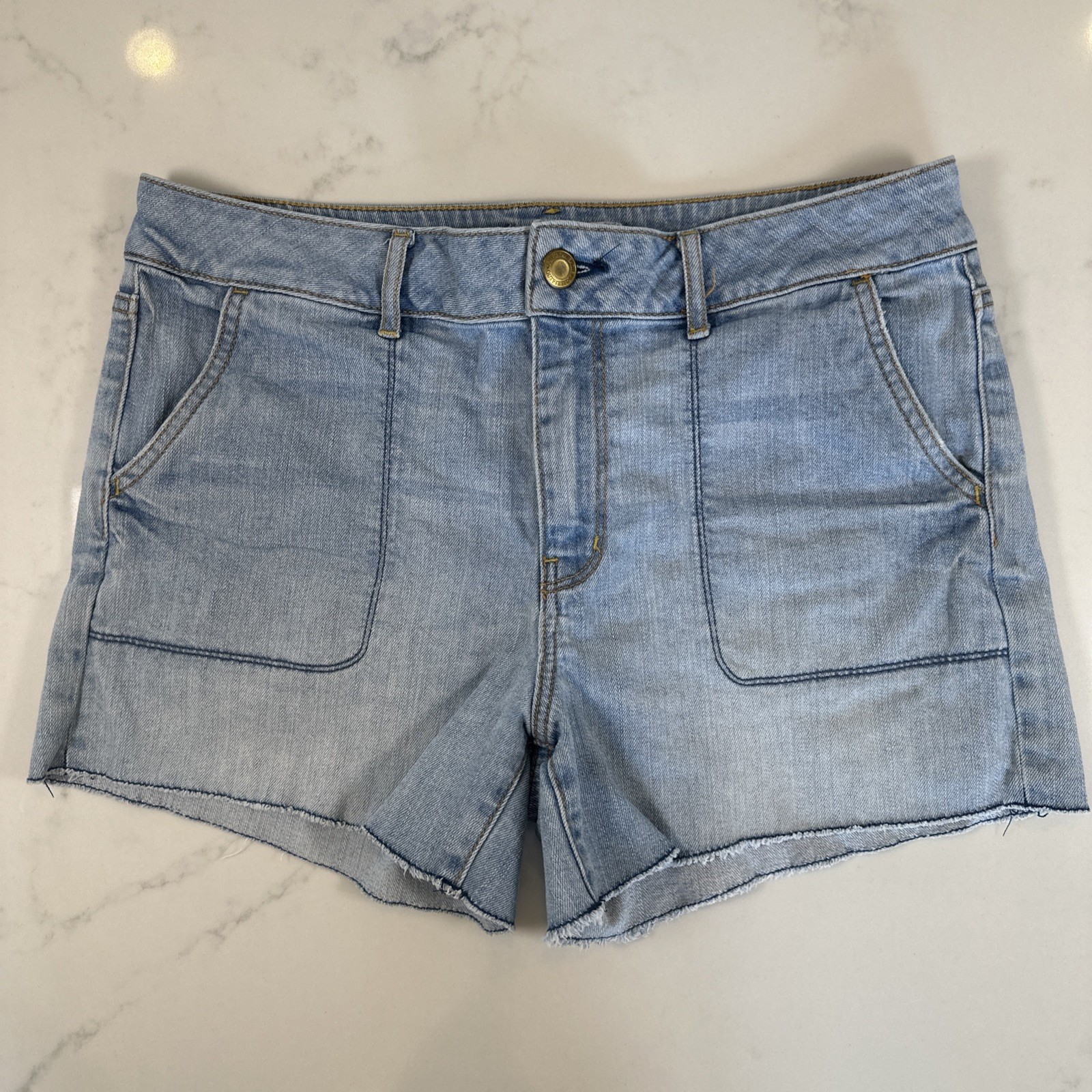 American Eagle Women’s Size 14 Light Wash Stretch Denim Shorts Great Condition