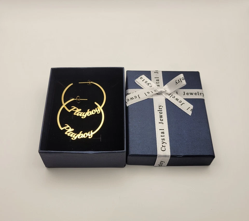 BOUCLES D'OREILLES CREOLES INSCRIPTION PLAYBOY DORE AVEC BOITE ! NEUF ! - Photo 1/4