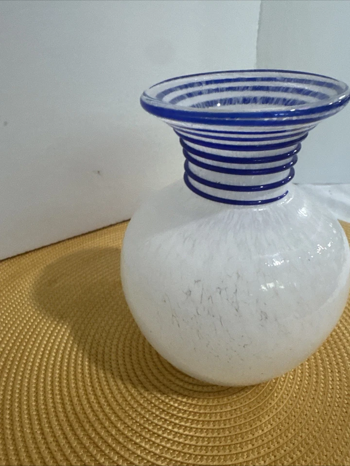 Jarrón de vidrio soplado PIER ONE 1 Imports estilo remolino azul cobalto Foto 4 de 4