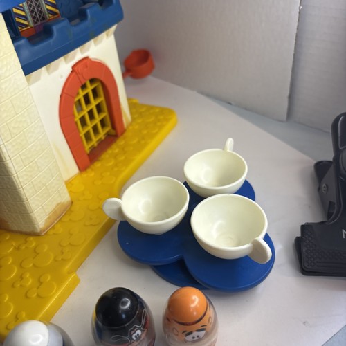 Castillo de juguete Magic Kingdom de colección 4 Weeble Wobbles Tigger Pooh Donald Goofy LEER - Imagen 4 de 24