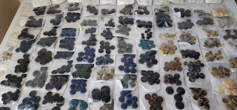 Large Vintage & Modern Button Lot 800+ pcs – Mixed Colors, Sizes, Sorted Sets - Image 4 of 4