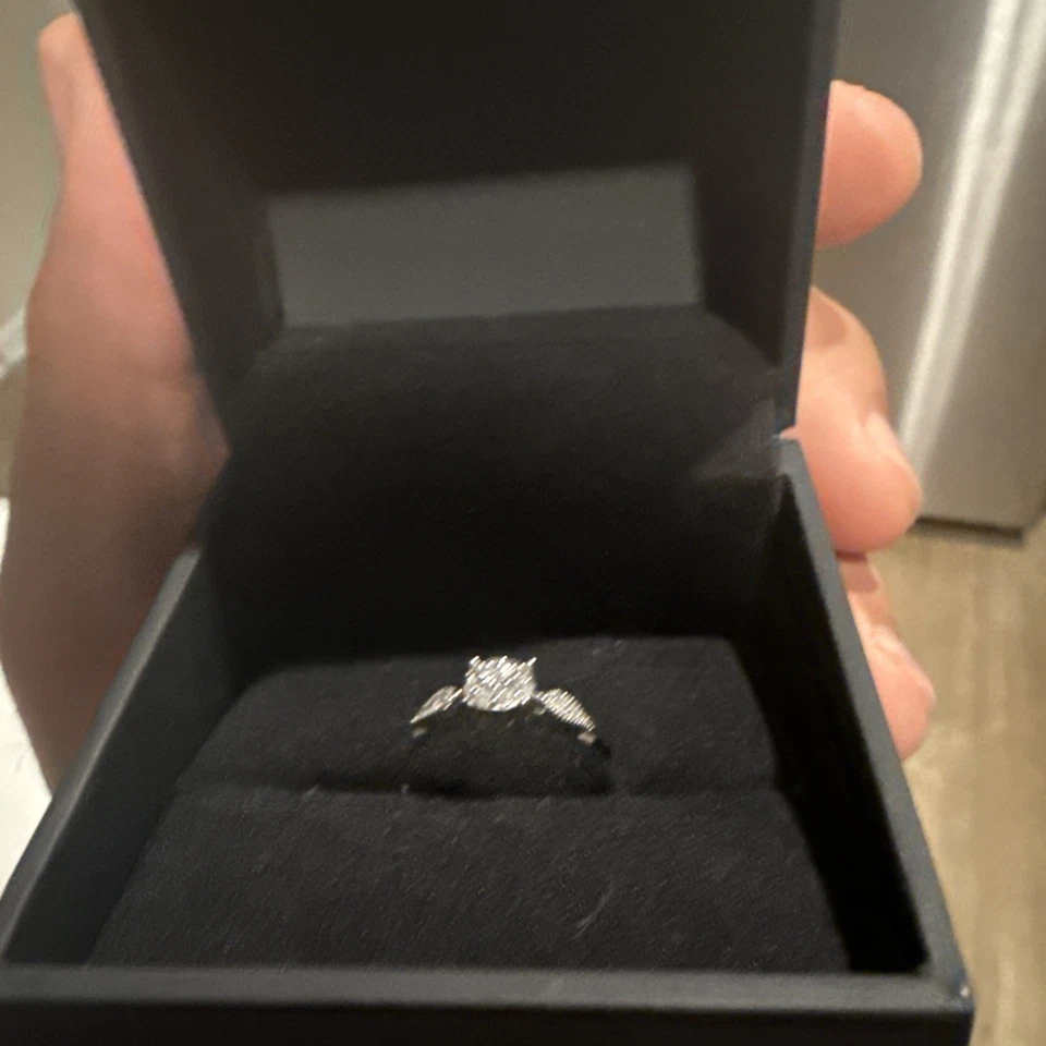 Anillo de compromiso de diamantes cultivados en laboratorio de 1/8 quit en oro macizo de 10 k Foto 2 de 2