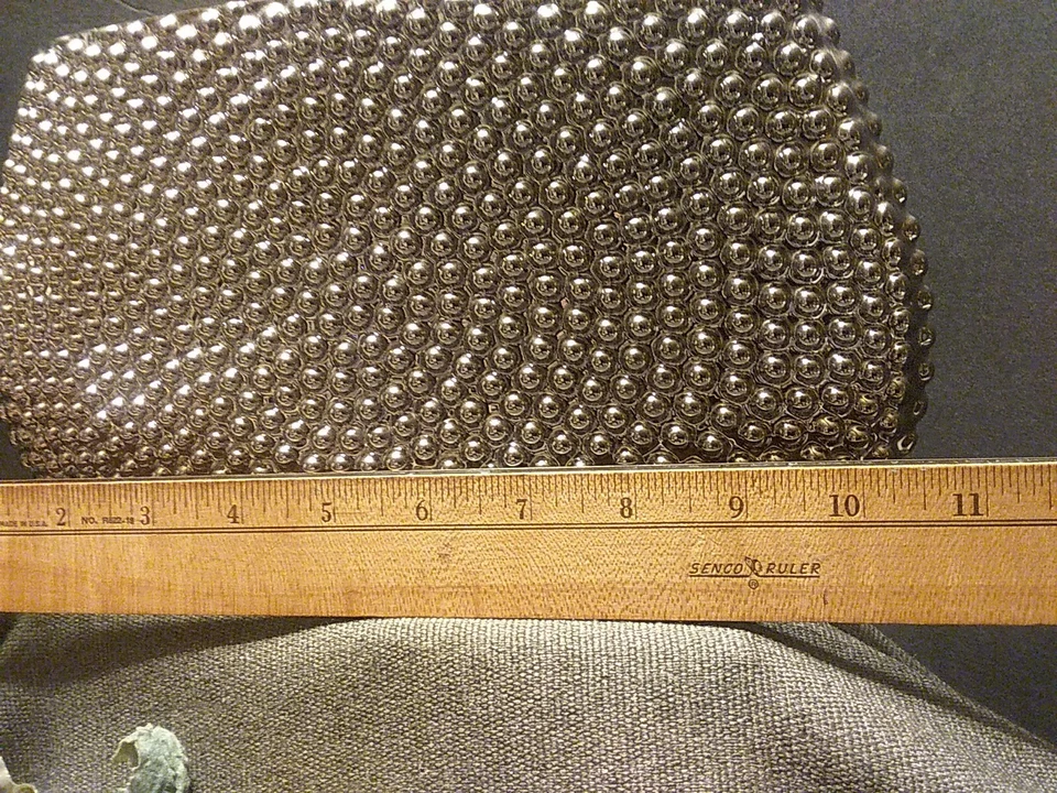 Jarrón elíptico de cerámica Urban Trends de colección de los años 90 acabado cromado con granos plateado nuevo de stock Foto 4 de 4