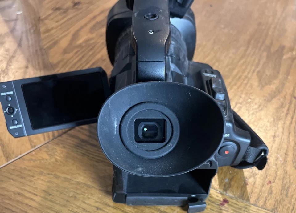 JVC GY-HM200U NO BATTERY PICTURES SHOW WHAT YOU WILL RECEIVE - Image 4 of 4