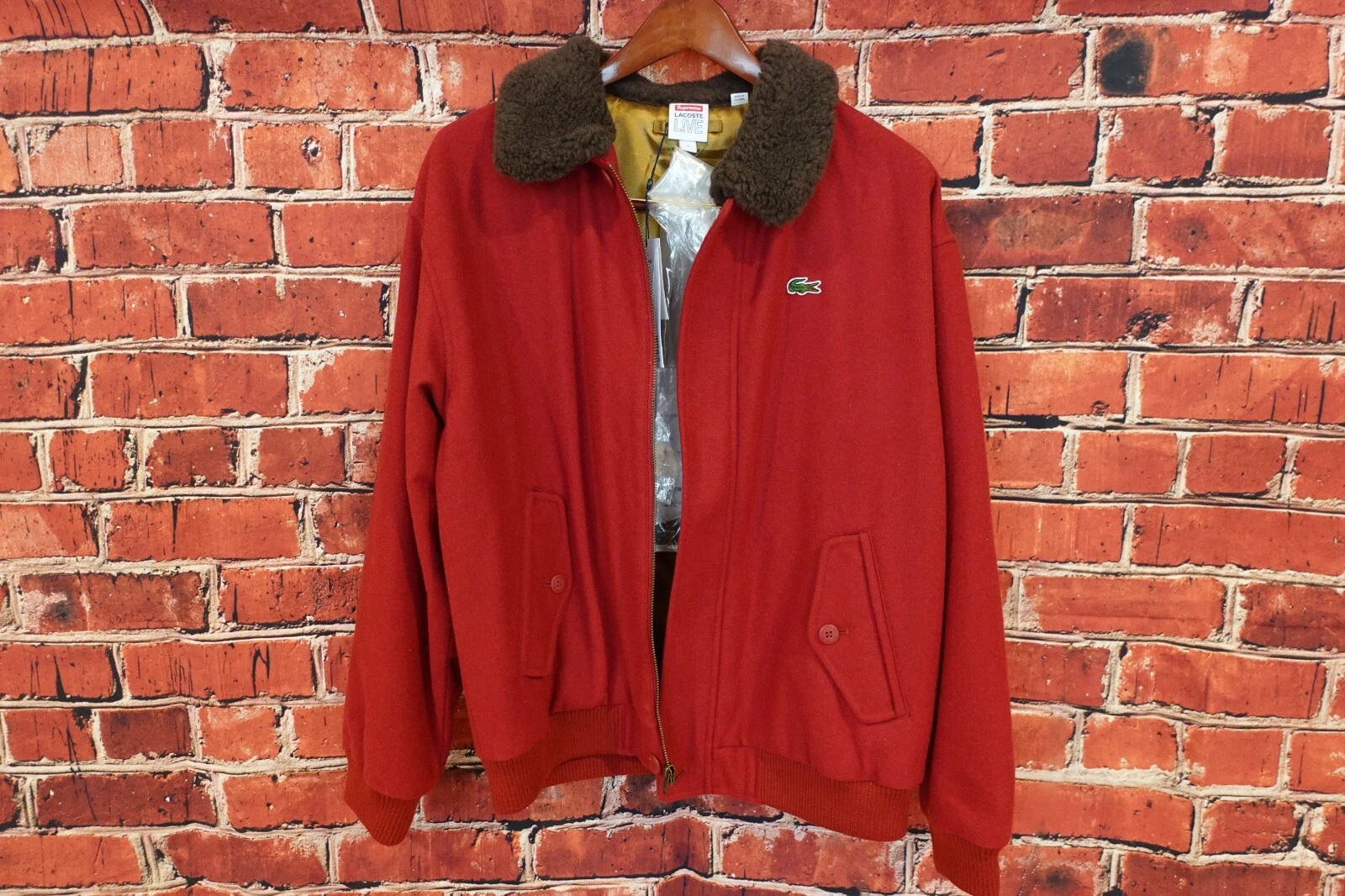 Blouson bomber en laine Supreme LACOSTE neuf en rouge. Taille Medium