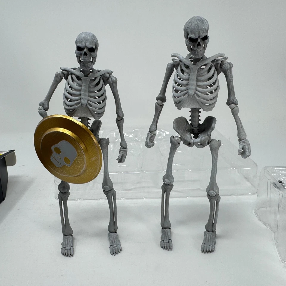 Juego de 2 figuras de acción Storm Collectibles hacha dorada esqueleto blanco caja abierta Foto 2 de 4