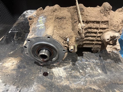 1987 - 1991 Ford F150 Manual Shift Transfer Case 5L AT 4x4 (Slip Yoke Output) - Picture 2 of 4