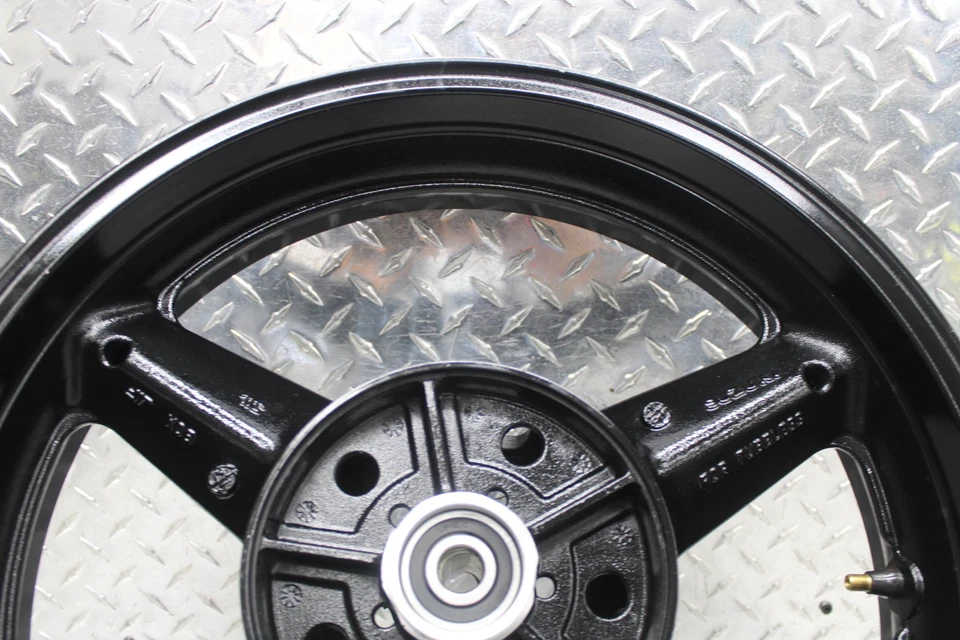 Llanta trasera Suzuki GW250F 2015 64111-48H00-YGA Foto 4 de 4