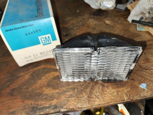 NOS 1975 Pontiac Grand LeMans RH Front Parking Light Signal Lamp Lens GM 912456