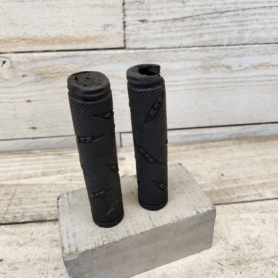 20 世纪 90 年代 GT 自行车黑色 GT 标志握把老式 BMX MTB 5.5 英寸 Zaskar Mach One — 第 2/4 张图片