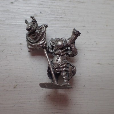 Citadel Warhammer 80s pre-slotta FTG5 Gnoll Standartenträger