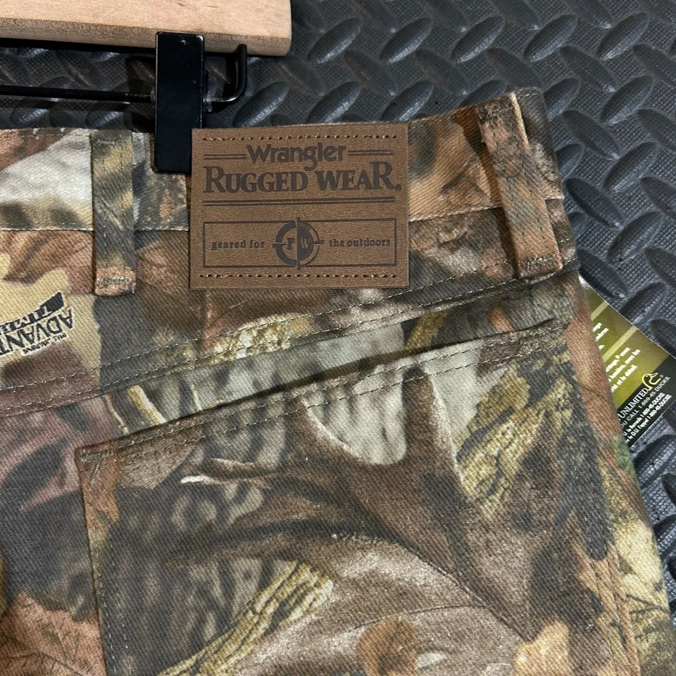 Pantalones de caza camuflados para hombre Wrangler Rugged Wear 42x30 algodón Realtree al aire libre nuevos con etiquetas Foto 3 de 4