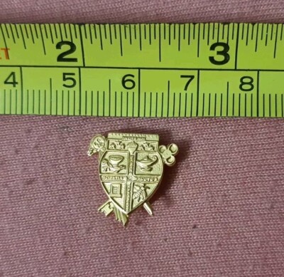Vintage Facite Alii Opera Pulchritudo Scientia Auctus Coat of Arms Lapel Pin