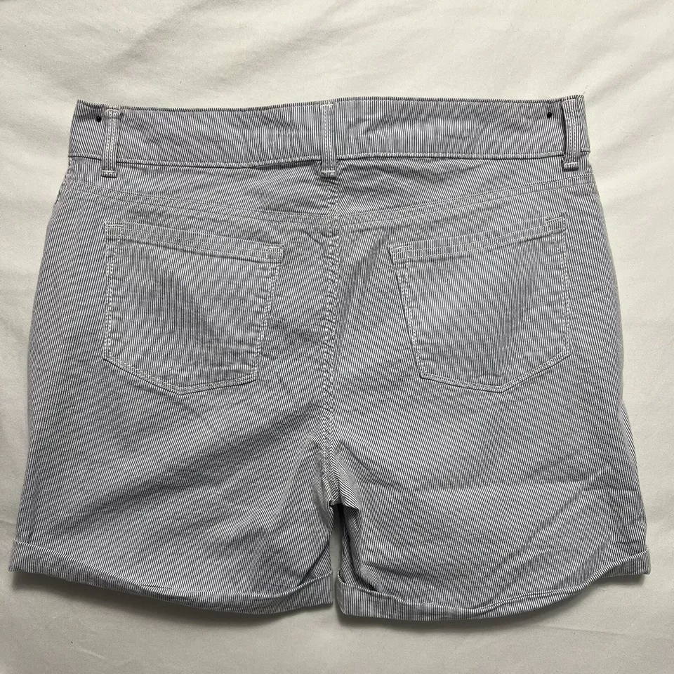 Lee Riders Women's Shorts Size 14M Railroad Stripe Midrise Short - Image 2 of 4