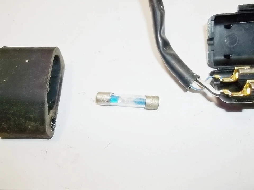 KAWASAKI 85 - 95 KE100 INLINE FUSE PANEL BOX 26004-1010 KE 100 73 MILES jh - Image 3 of 4