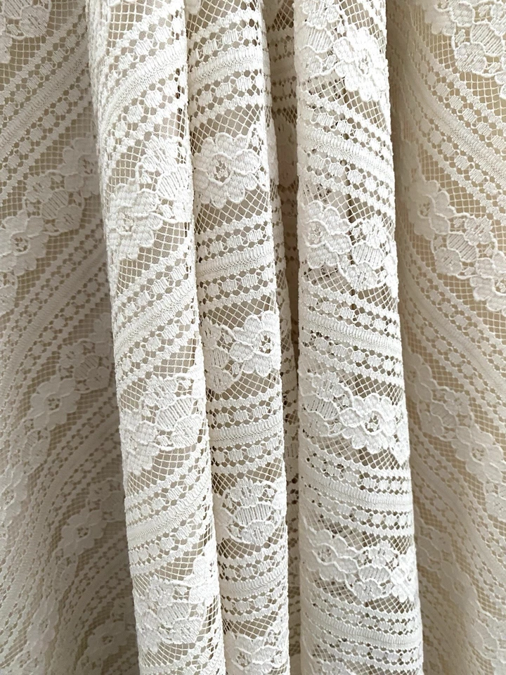 Vintage Lace Look Denise L Wedding Dress Floor Length Excellent condition Size S - Image 2 of 4