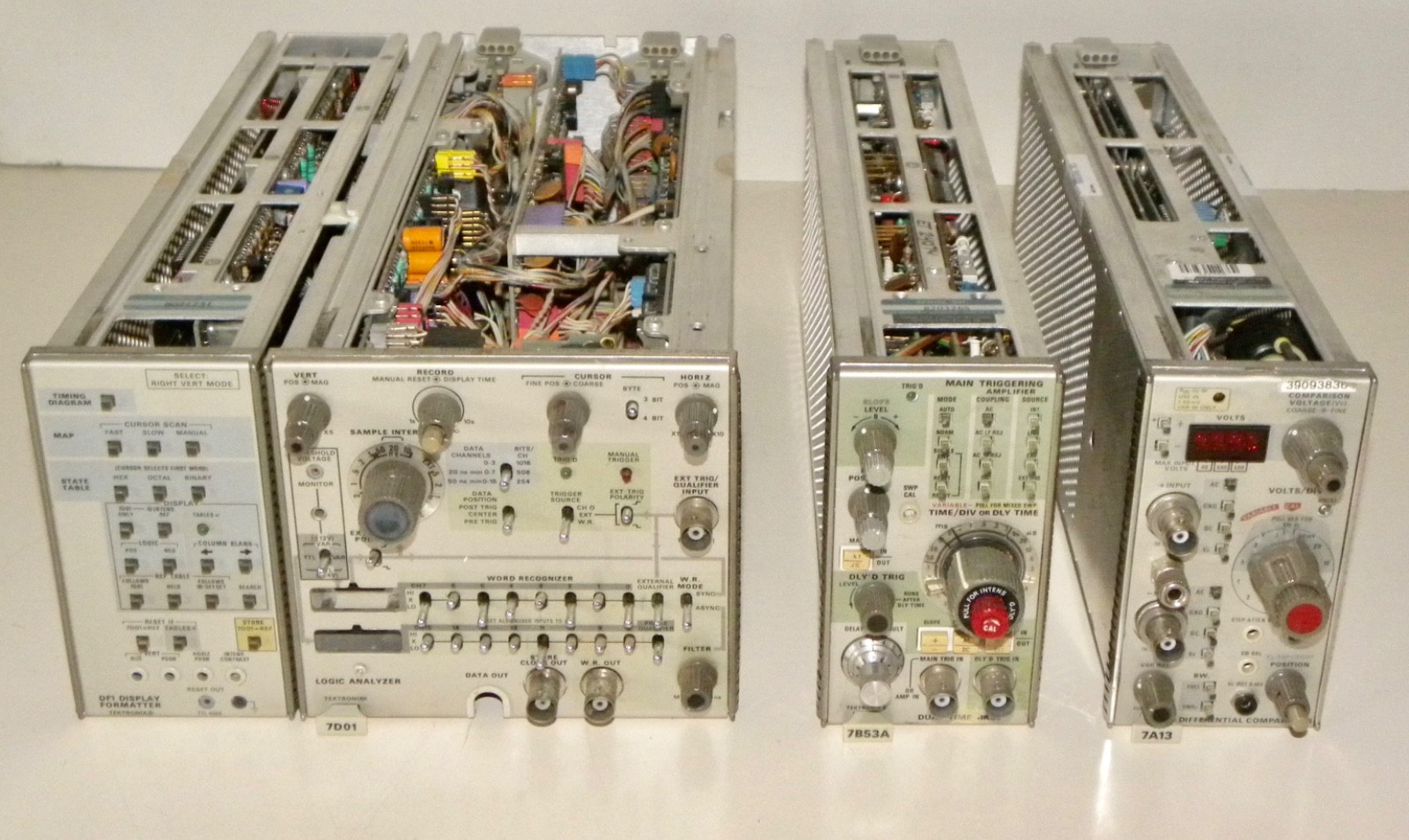 TEKTRONIX Electronic 7D01 Logic Analyzer w/ DF1 Display Formatter + 7B53A & 7A13