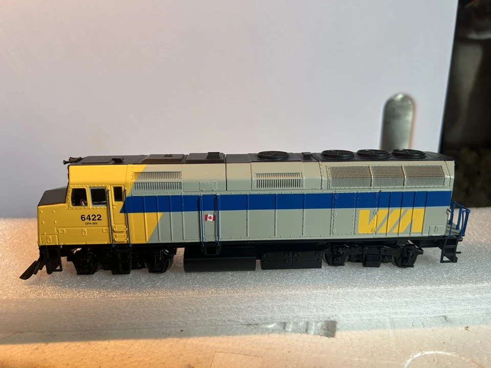 NEW Walthers 910-19475 EMD F40PH ESU Sound & DCC VIA #6406 Locomotive HO Scale - Image 2 of 4