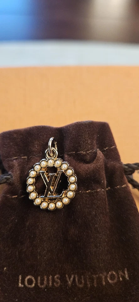 Louis Vuitton oro amarillo/perla colgante encanto con cadena de ley 925 fuera de marca Foto 4 de 4