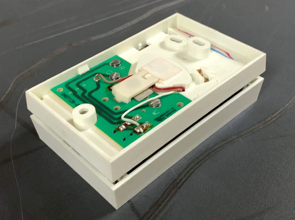 TRANE BAYSTAT303 24 VOLT HEATING THERMOSTAT WITH FAN SWITCH - Image 2 of 4