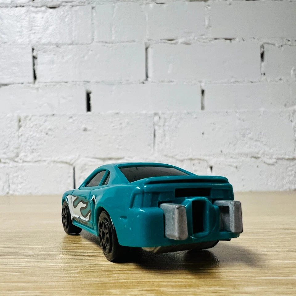 Литая модель автомобиля BKC Irwin Toy 2000 Teal Flames Ford Mustang масштаб 1:64 - Изображение 4 из 4