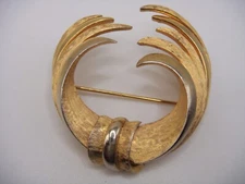 VINTAGE MARKED PIM TEXTURED GOLD TONE PIN BROOCH ESTATE