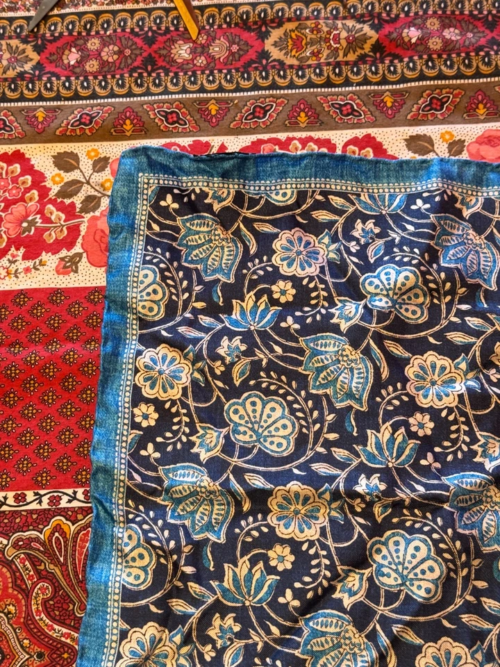 Pañuelo de bolsillo de seda Kiton. 21 pulgadas en diagonal Foto 3 de 4