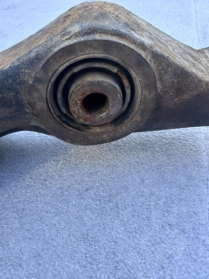 Brazo de control inferior delantero izquierdo Acura RL 2000 lado del conductor Foto 3 de 4