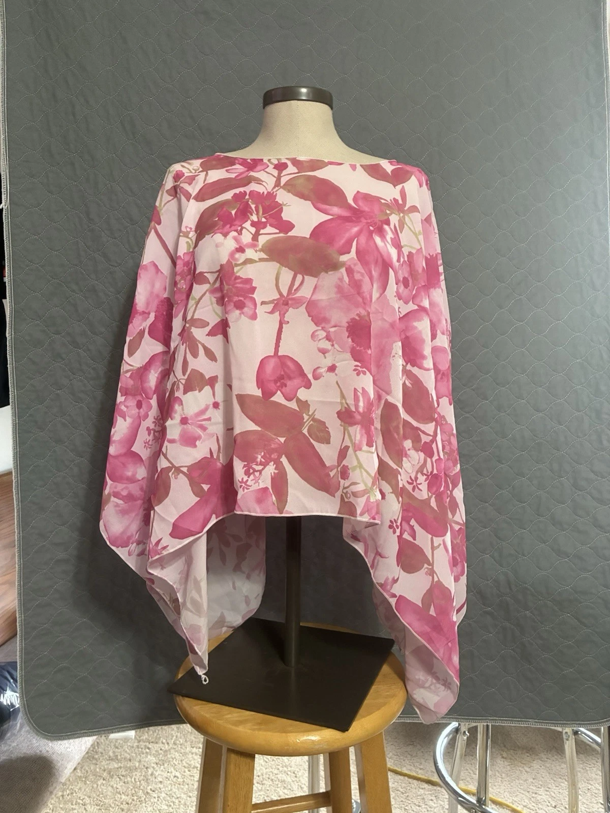 NWT Thrill Pullover/poncho Floral Print One Size Fits All 20 Inch L 42 Width
Opens in a new window o