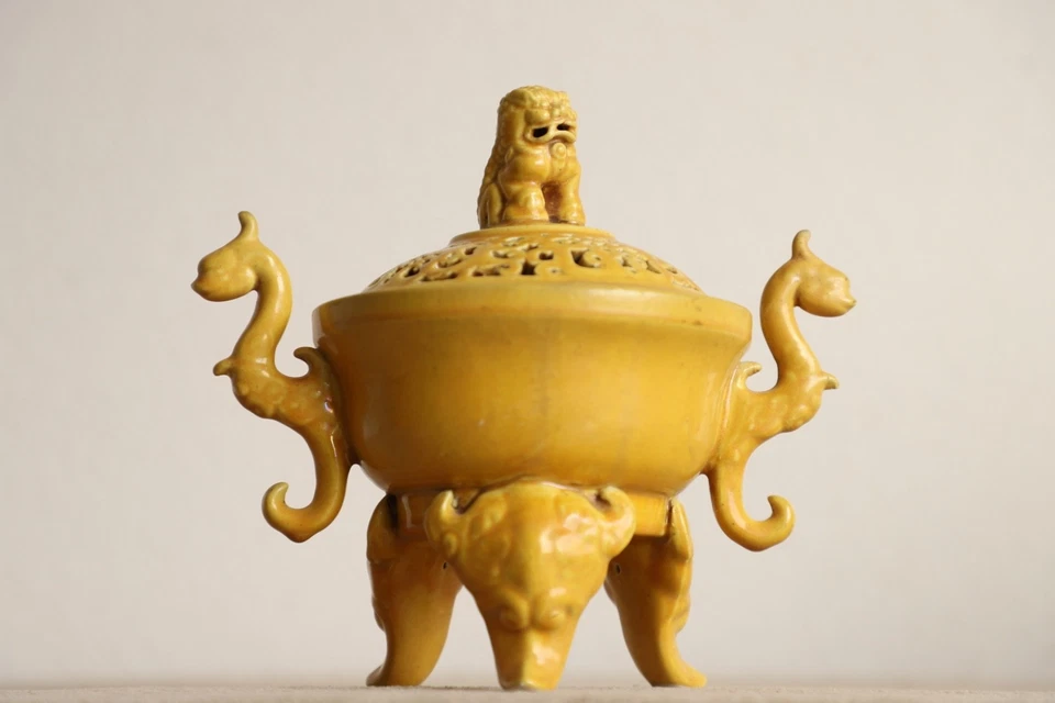 Quemador de incienso de porcelana trípode esmalte amarillo asas de dragón dobles y remate de león Foto 2 de 4