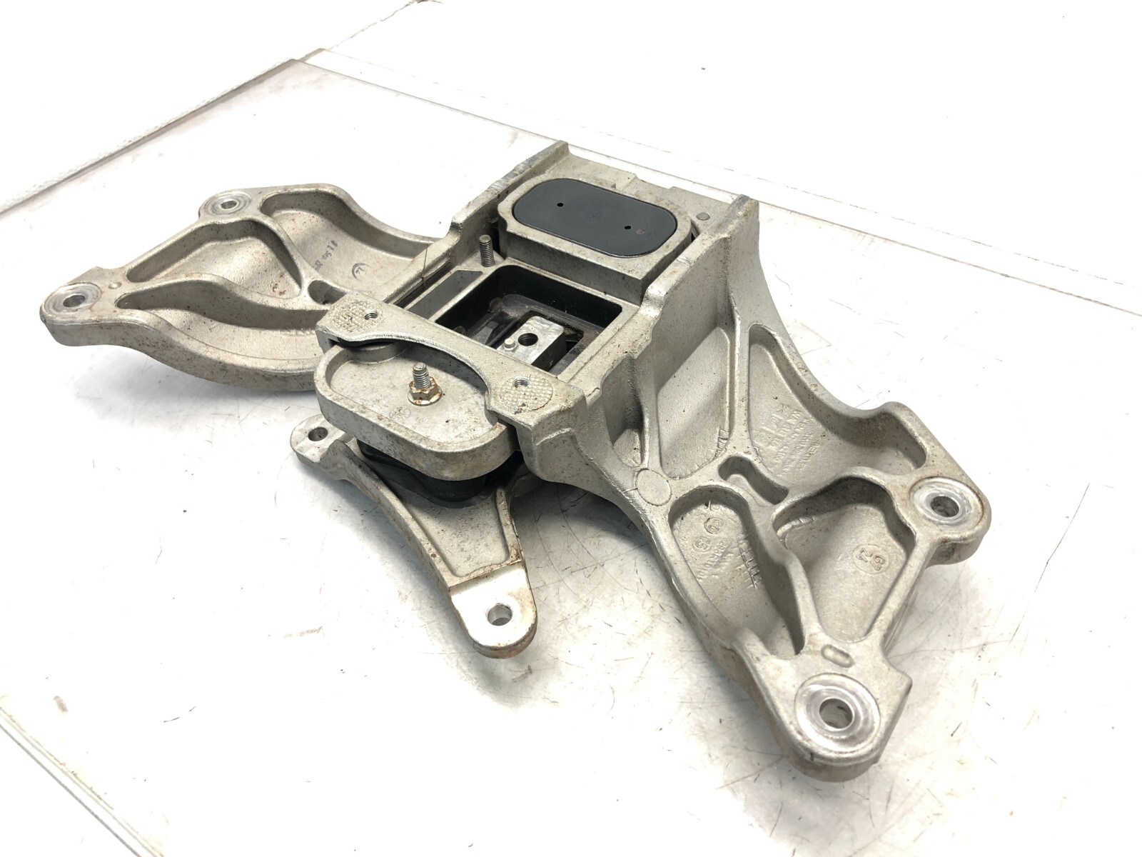 2014-2018 BENTLEY FLYING SPUR V8 AWD TRANSMISSION CROSSMEMBER MOUNT BRACKET OEM.