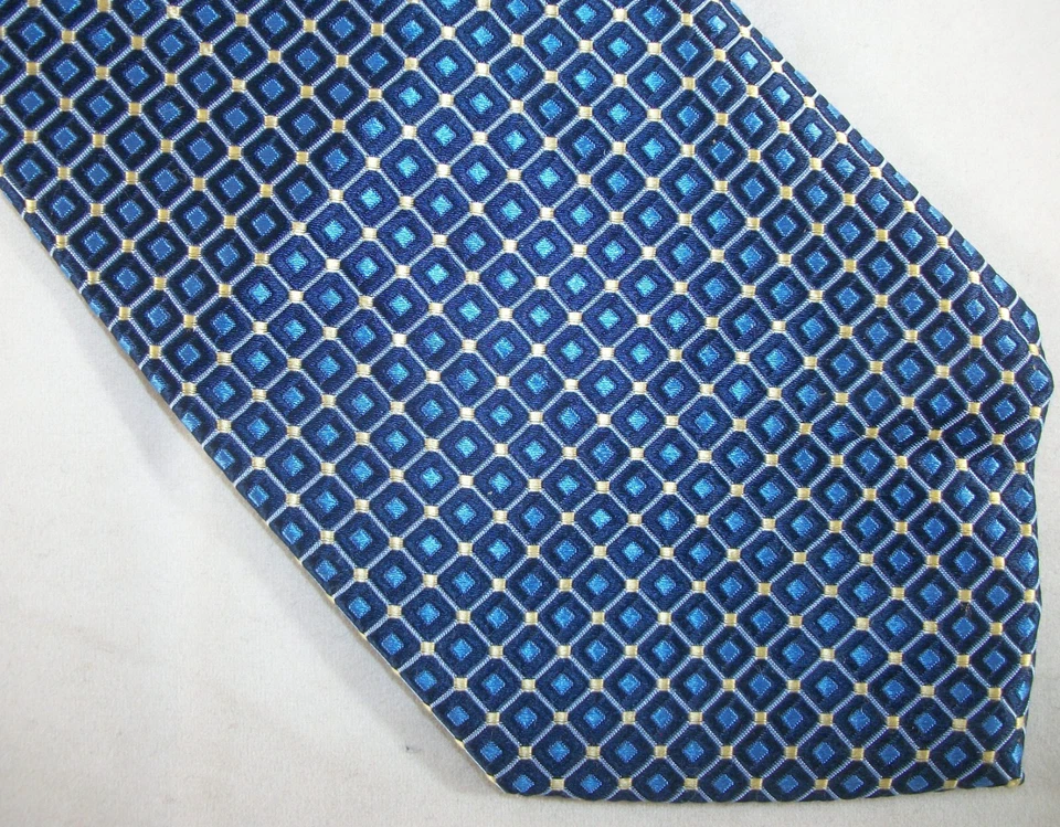 Corbata de cuello de seda a cuadros enrejados azul y dorado Croft & Barrow 59" de largo x 3,75" de ancho (F183) Foto 2 de 3