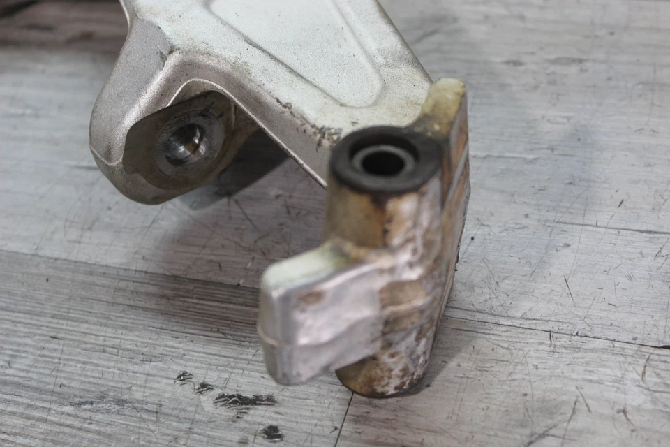 Ski-Doo Grand Touring 550f 2012 deportivo brazo de dirección delantero izquierdo husillo nudillo Foto 2 de 4