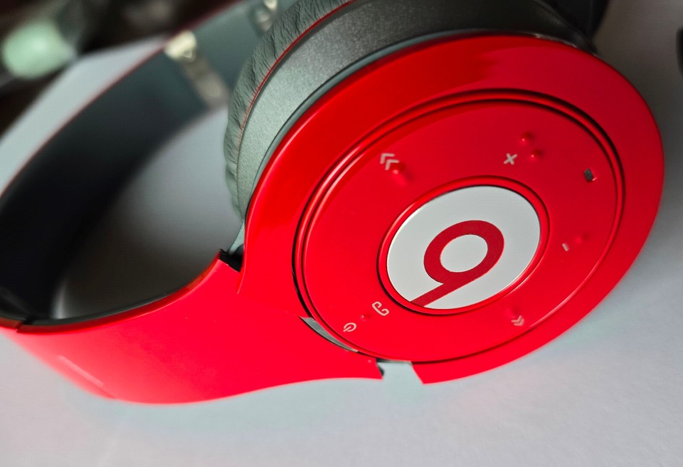 Original Red Beats by Dre Wireless OnEar Headphones Works but CRACKED