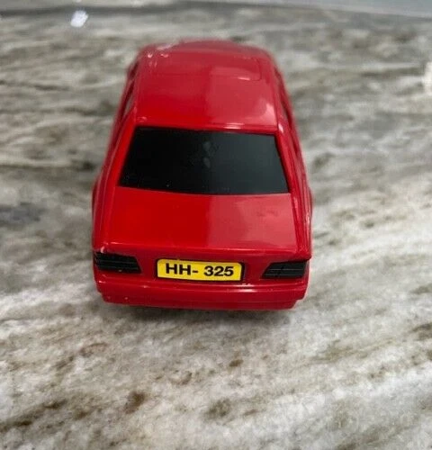 Coche de plástico rojo BMW 325 Rally sedán años 80 vintage Foto 2 de 4