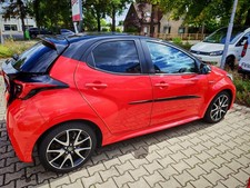 Toyota Yaris 1.5-l-VVT-i Hybrid CVT, Premiere Edition, rot-schwarz