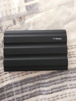 Samsung T7 Shield 4TB NVMe tragbare externe SSD - Schwarz