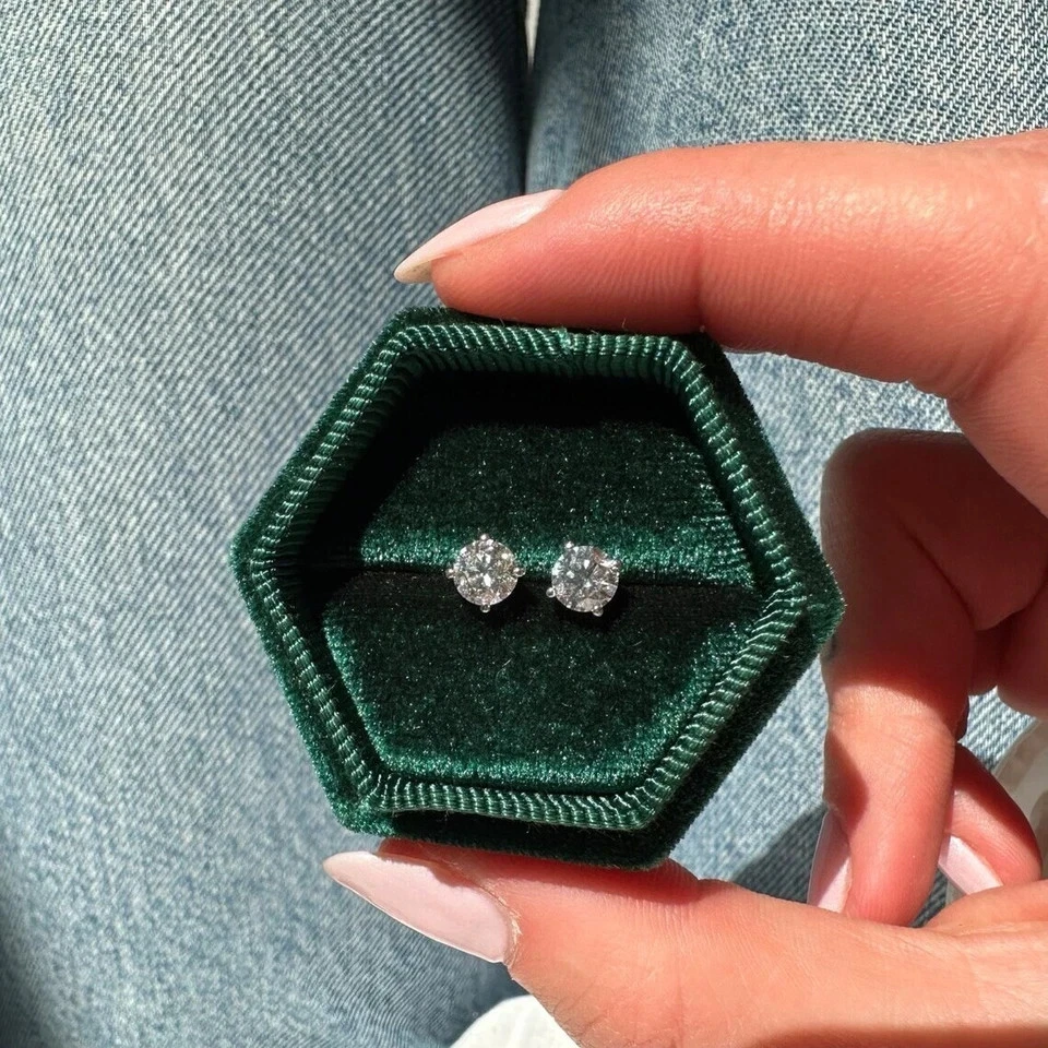 Aretes para mujer solitario de diamantes cultivados en laboratorio de corte redondo de 1 quilate de oro blanco de 14 k Foto 2 de 4