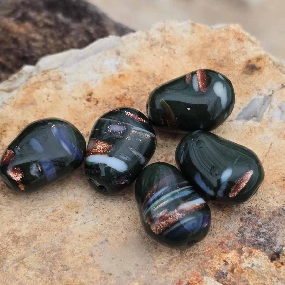 Cuentas de vidrio artísticas antiguas vintage Rich Forest Green Aventurine Swirl Foto 3 de 4